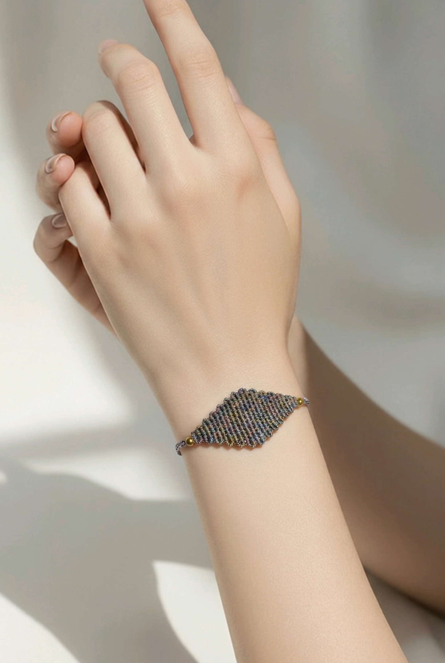 DIAMOND SHAPED MACRAME BRACELET-SILVER METALLIC