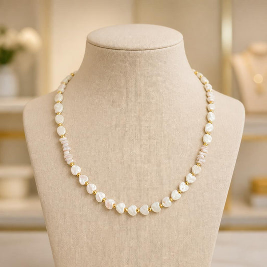 "SUMMER VIBE" Necklace – Gold with white shells and hearts